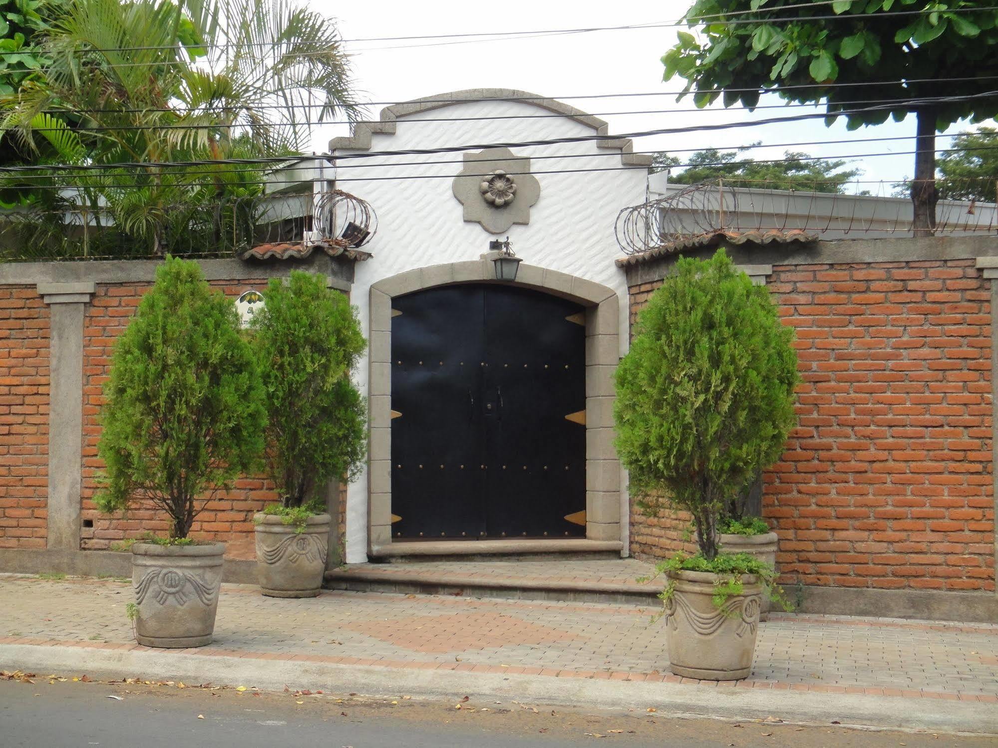 Hotel El Almendro Managua Exterior photo